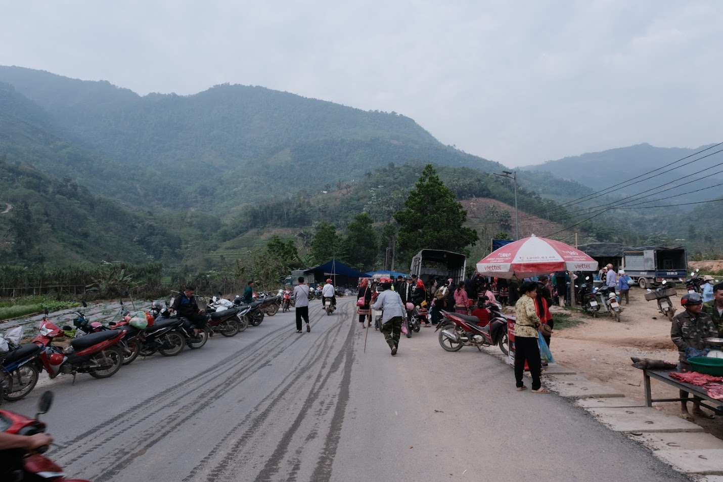 Đường vào bản
