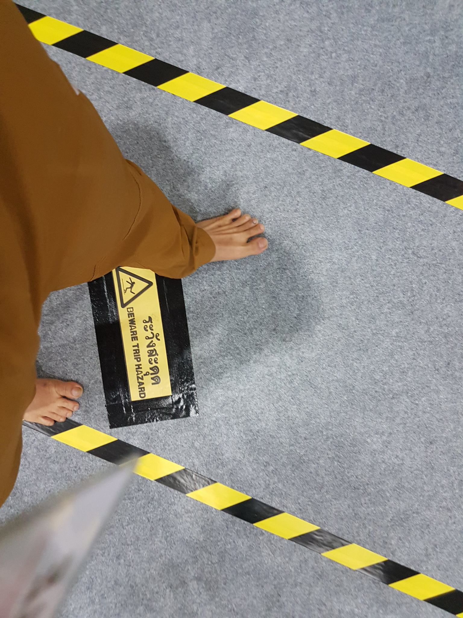 Dép bị cấm thì mình đi chân đất