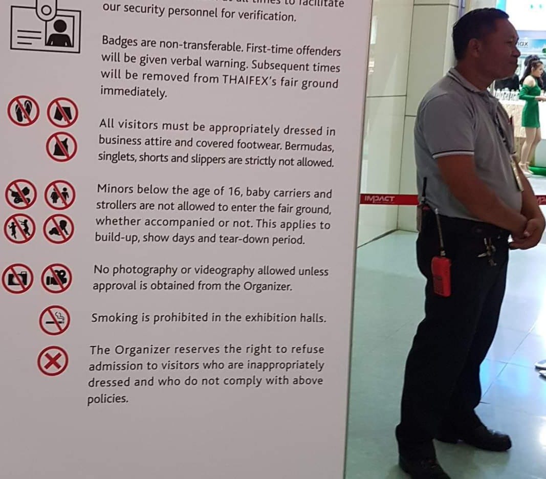 Cấm đeo dép, mặc váy ngắn hoặc mặc áo ba lỗ khi đi vào hội chợ